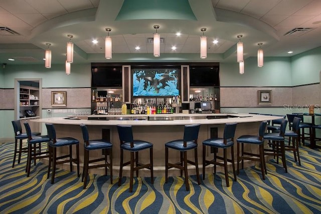 bar featuring decorative light fixtures, backsplash, and dark carpet