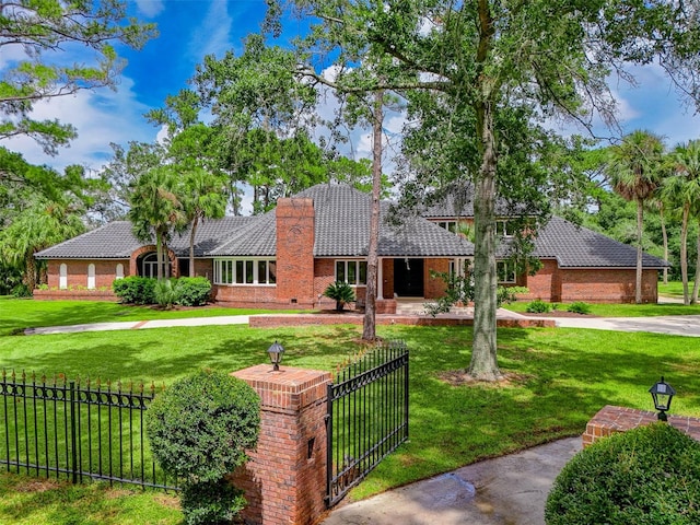 view of front of house featuring a front lawn