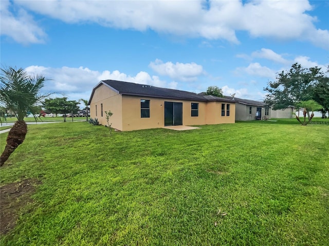 back of house featuring a yard