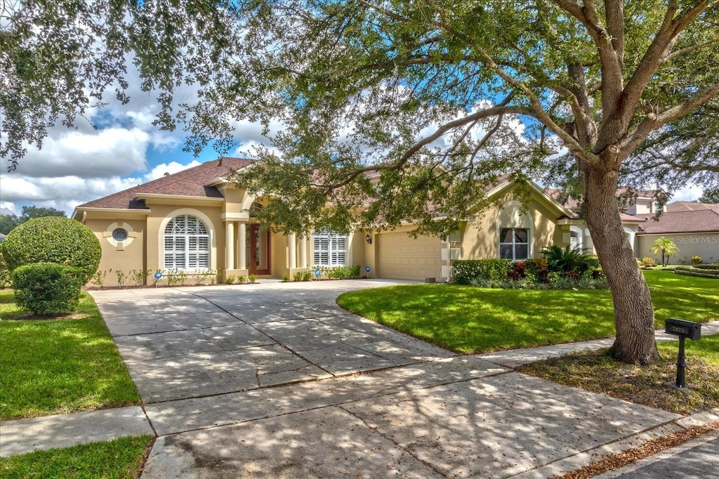 view of front of home featuring a front yard and a garage