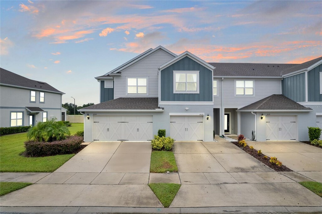 view of front facade featuring a garage