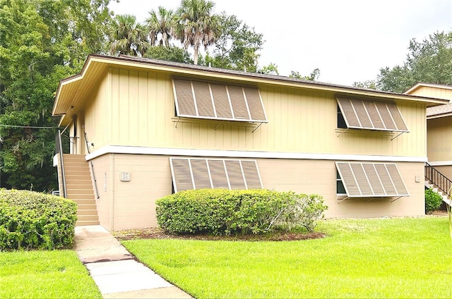 view of front of house featuring a front lawn