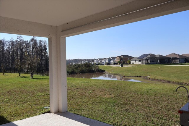 view of yard featuring a water view