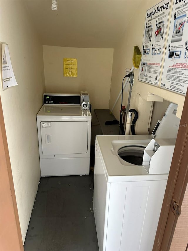 laundry area featuring washer / dryer