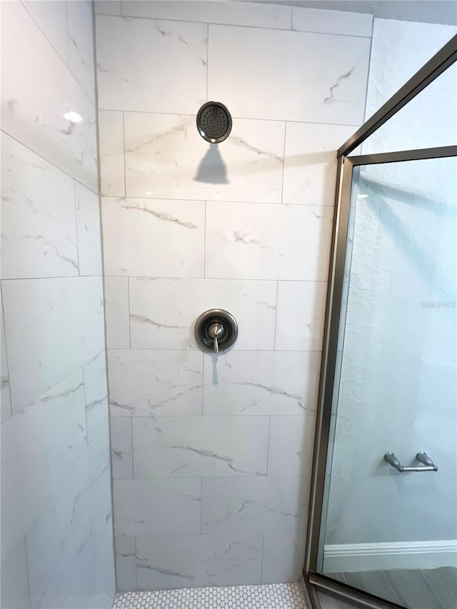 bathroom featuring a tile shower