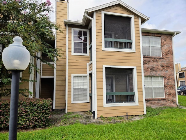 view of front of property with a front yard