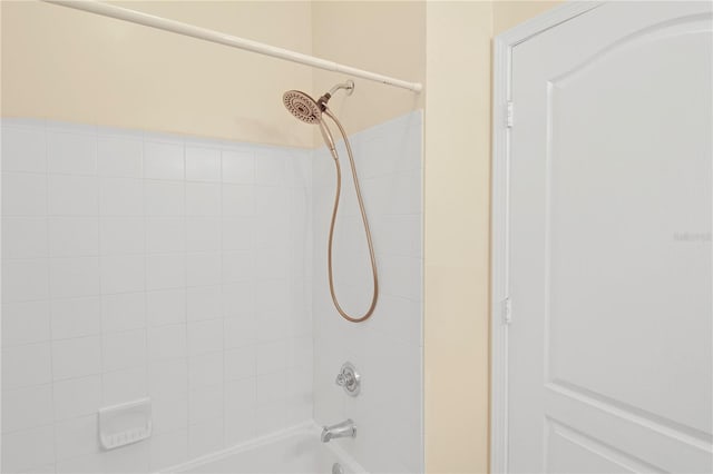 bathroom with tiled shower / bath combo