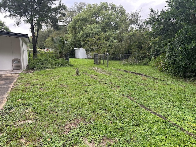 view of yard featuring a storage unit