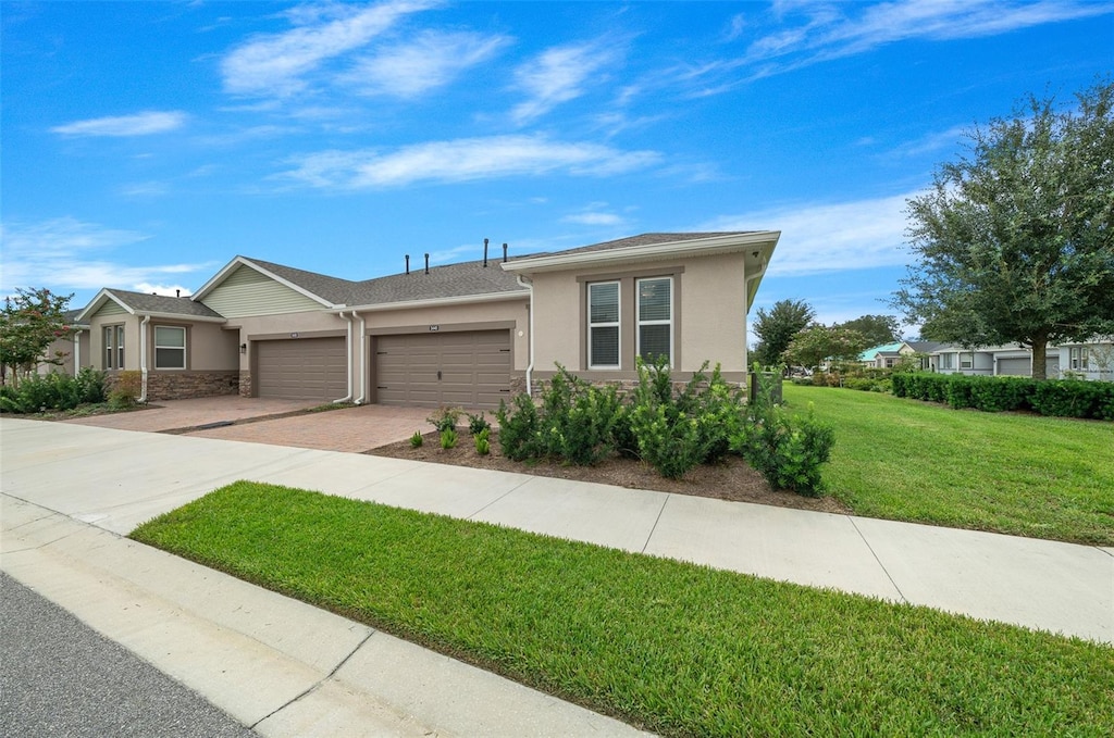 view of front of house featuring a garage and a front yard