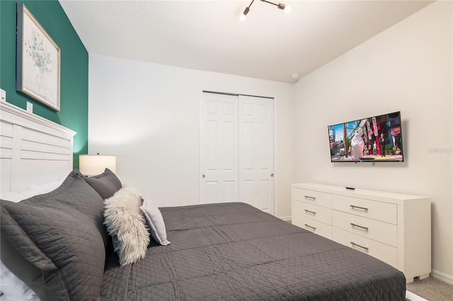 bedroom featuring carpet flooring, a textured ceiling, and a closet