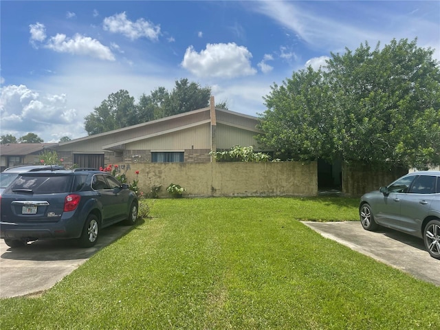 view of front of property featuring a front lawn