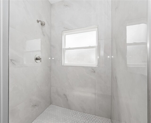 bathroom featuring tiled shower