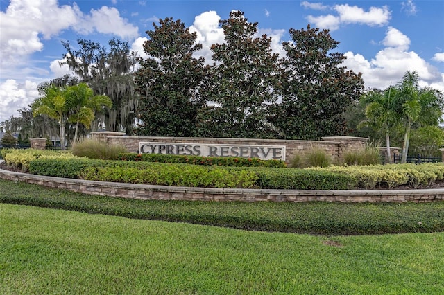 community / neighborhood sign with a yard