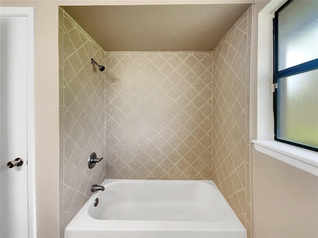 bathroom with tiled shower / bath