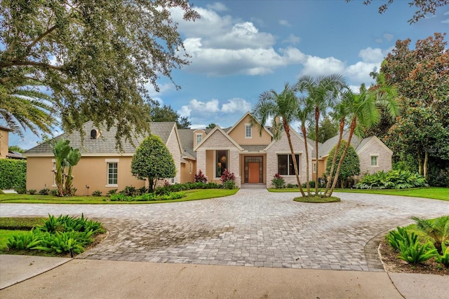 view of front facade featuring a front lawn