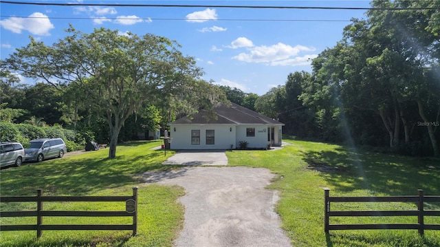 view of front of property featuring a front lawn