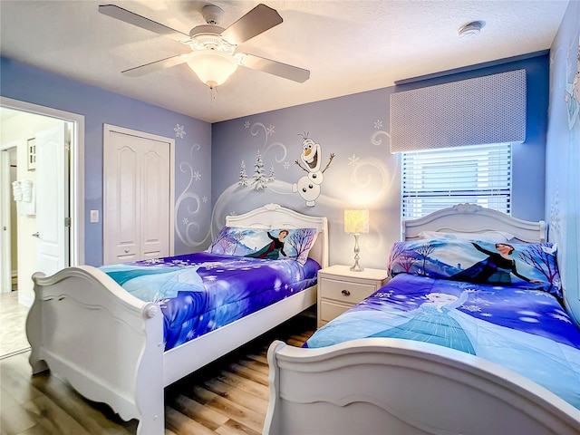 bedroom featuring a textured ceiling, ceiling fan, and a closet