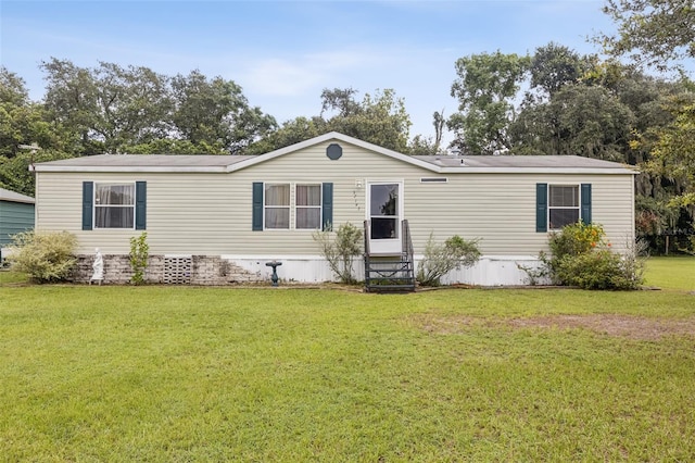 view of front of property featuring a front lawn