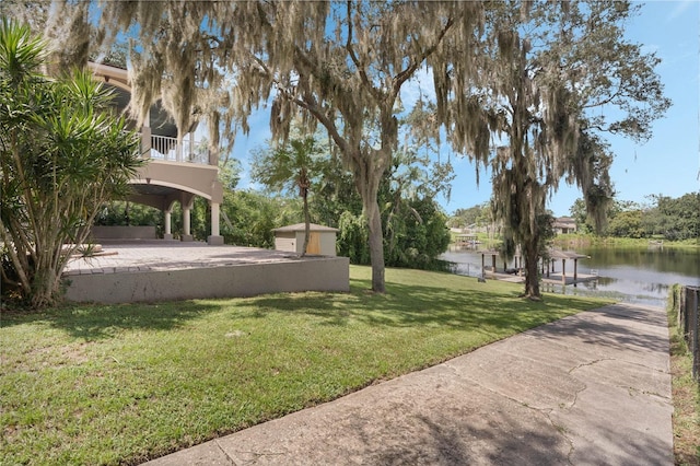 view of yard featuring a water view