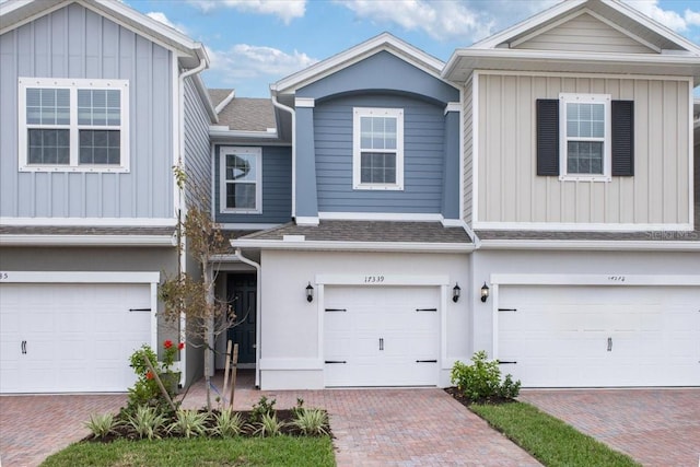 view of front of property featuring a garage