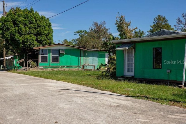 view of front facade featuring a front yard