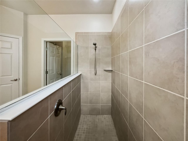 full bathroom featuring tiled shower