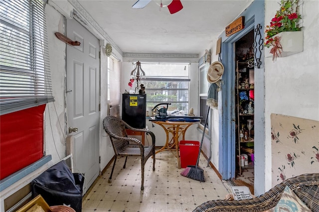 sunroom with ceiling fan