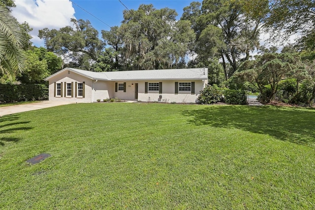 single story home with a front yard