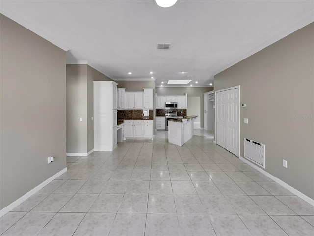 kitchen with visible vents, tasteful backsplash, dark countertops, and appliances with stainless steel finishes