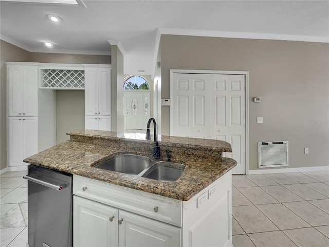 kitchen featuring a kitchen island with sink, ornamental molding, a sink, stainless steel dishwasher, and light tile patterned floors