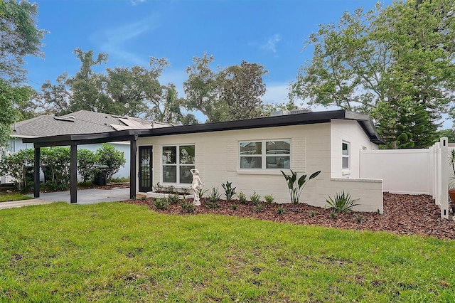 single story home featuring a front yard