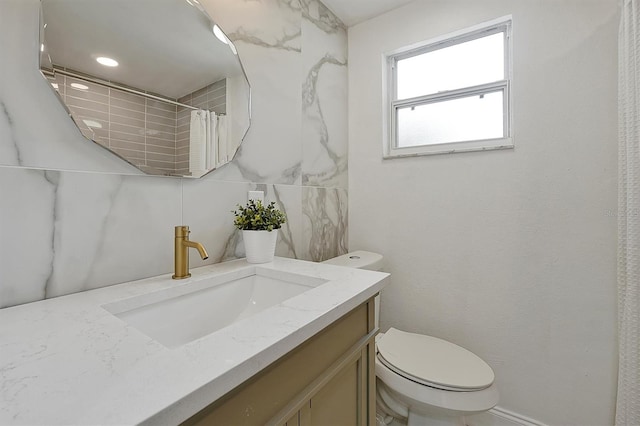 bathroom with curtained shower, toilet, and vanity