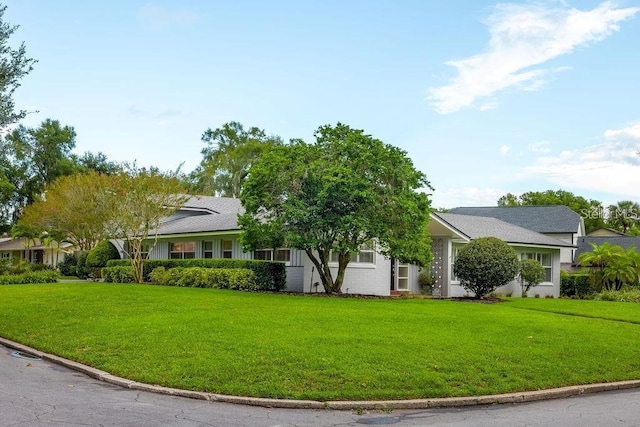 single story home with a front lawn