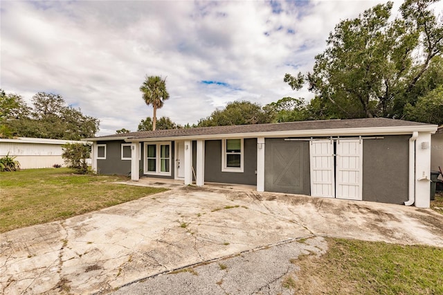 ranch-style house featuring a front yard