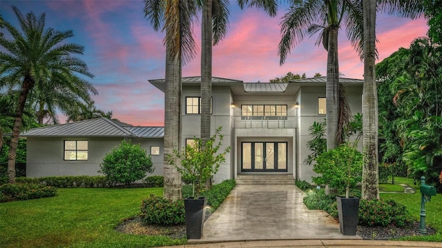 view of front of house featuring a lawn