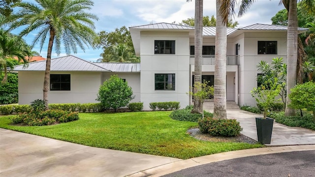 view of front of property featuring a front yard