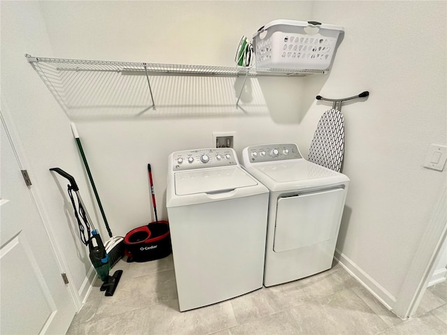 9095 Sommerset Hills Dr, Davenport, FL 33896 - laundry area with independent washer and dryer, laundry area, and baseboards