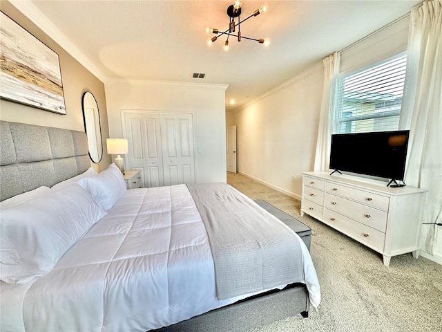 9095 Sommerset Hills Dr, Davenport, FL 33896 - bedroom with an inviting chandelier, ornamental molding, light colored carpet, and visible vents