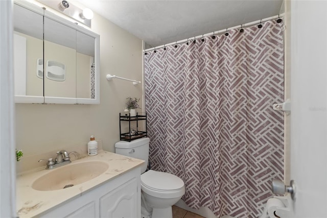 bathroom featuring a textured ceiling, curtained shower, vanity, and toilet