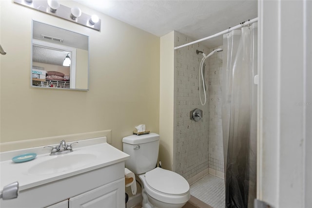 bathroom featuring a shower with curtain, a textured ceiling, vanity, and toilet