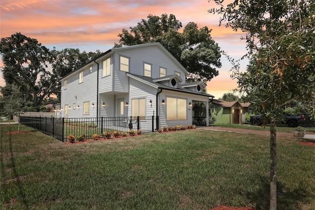 view of front facade featuring a lawn