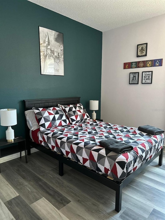 1138 Knollwood Dr, Davenport, FL 33837 - bedroom featuring wood finished floors and a textured ceiling