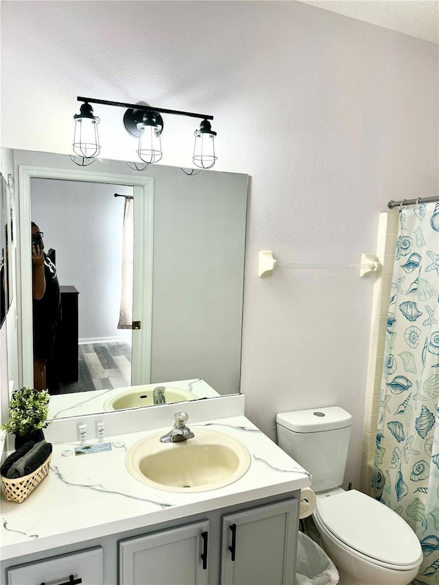 1138 Knollwood Dr, Davenport, FL 33837 - full bathroom featuring a shower with shower curtain, toilet, and vanity