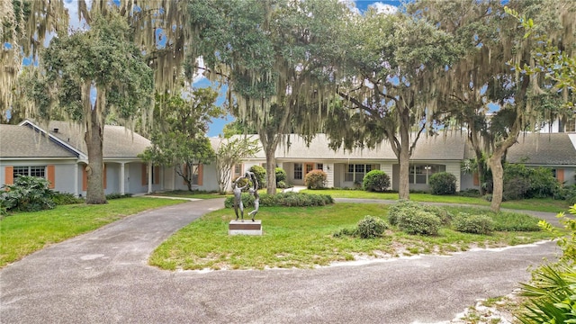 view of front of property with a front yard