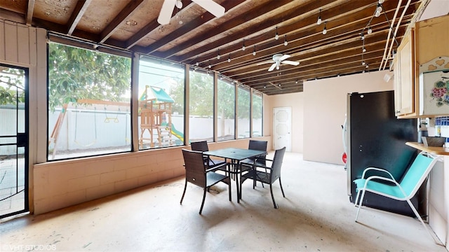 sunroom with ceiling fan