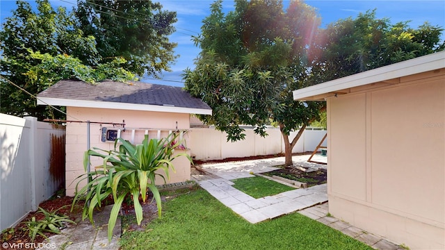 view of yard with an outbuilding