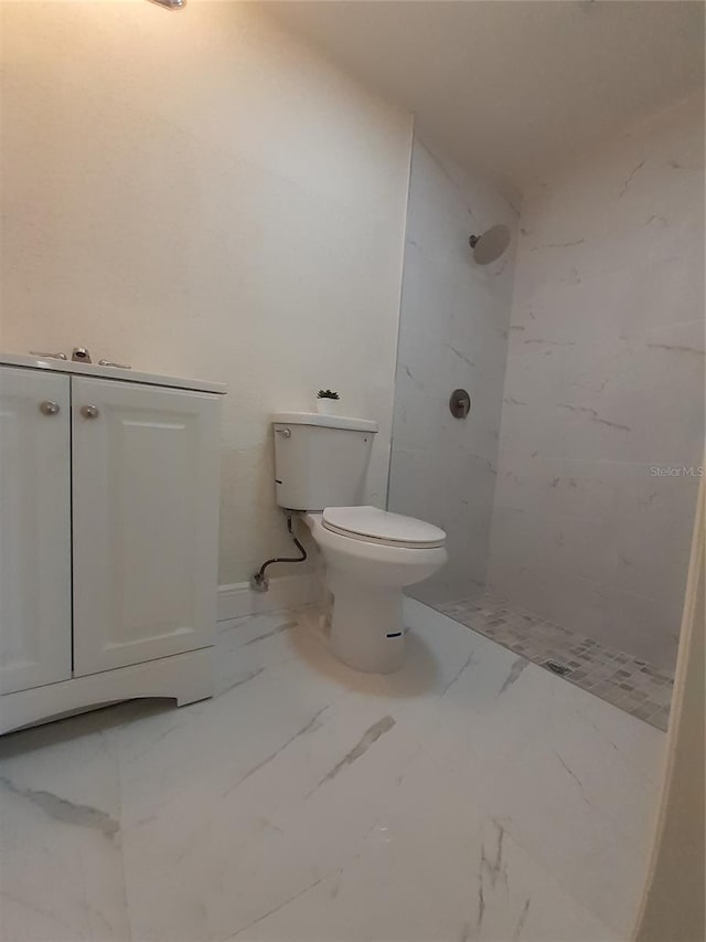 bathroom with toilet and a tile shower