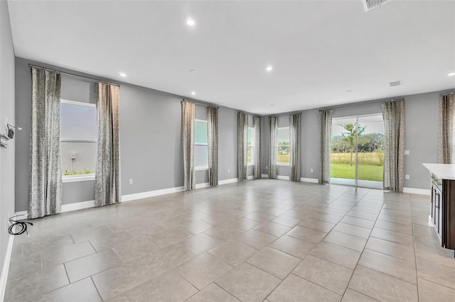 empty room featuring light tile patterned flooring