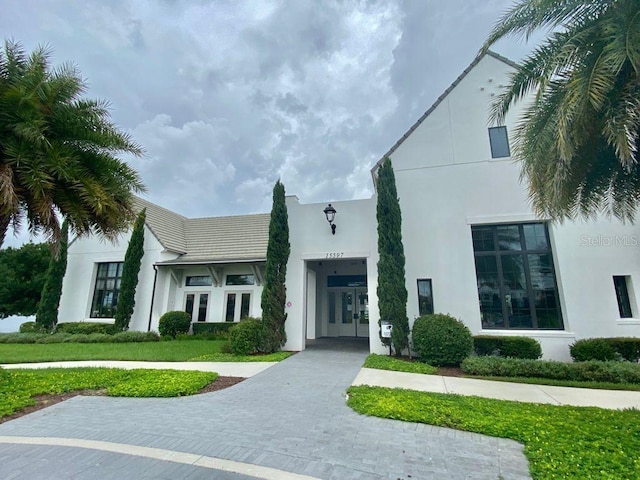 view of front of property featuring a front yard