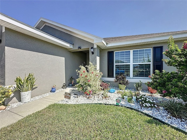 view of front facade with a front yard